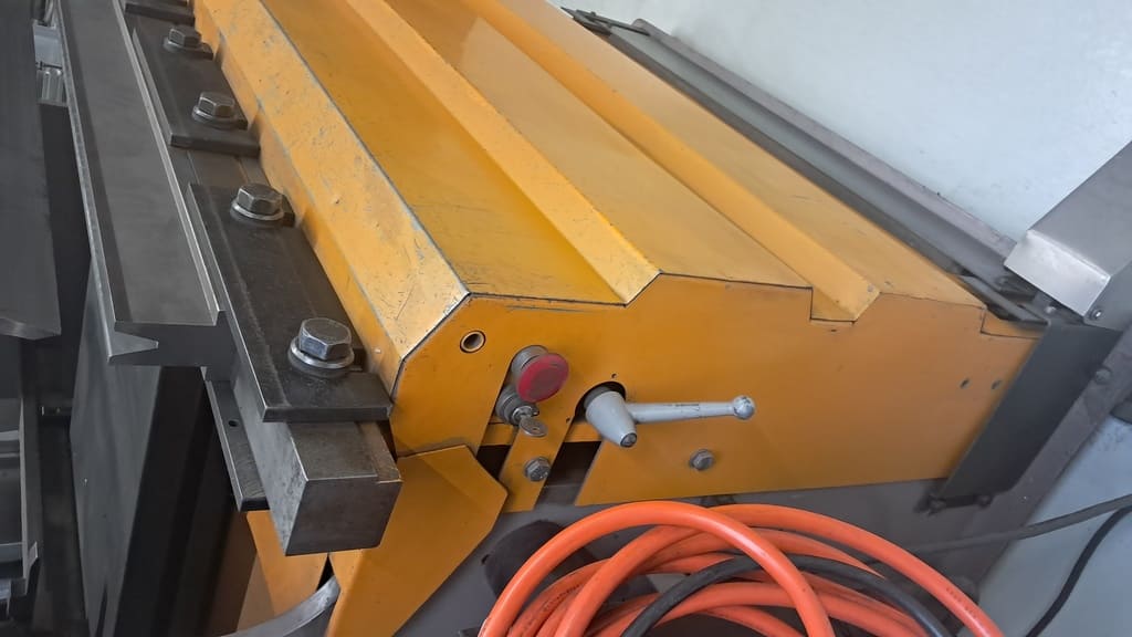 CNC-Abkantpresse inkl. Matrizen und Bedienungsanleitung