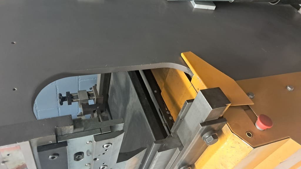 CNC-Abkantpresse inkl. Matrizen und Bedienungsanleitung