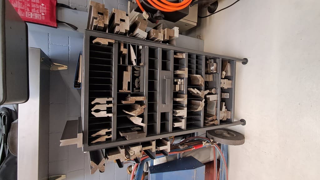 CNC-Abkantpresse inkl. Matrizen und Bedienungsanleitung