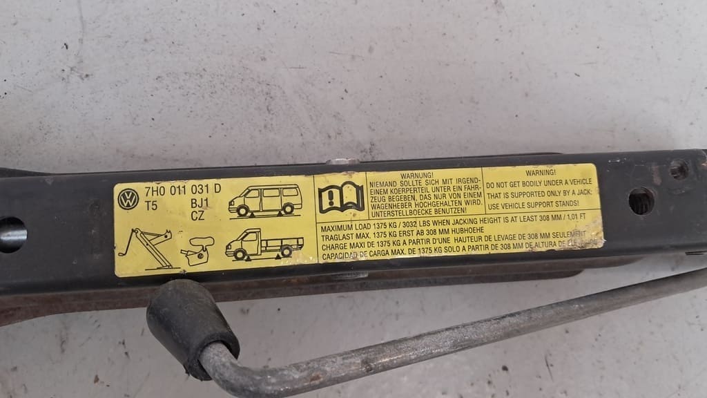 Bordwerkzeug inkl. Wagenheber und Abschleppöse für VW T5/T6