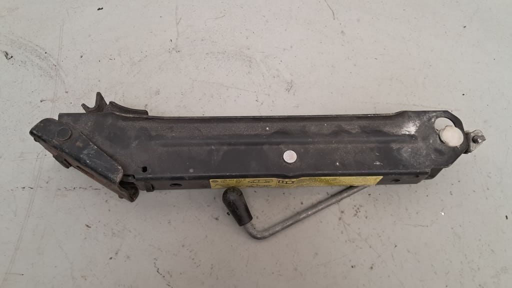 Bordwerkzeug inkl. Wagenheber und Abschleppöse für VW T5/T6