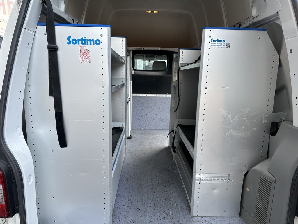 2 Sortimo mit Schliessfach mit zwei Schlüssel im Gestell