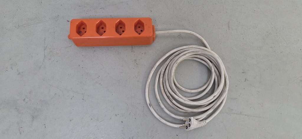 Verlängerungskabel mit 4-fach Steckdosenleiste-Occasion