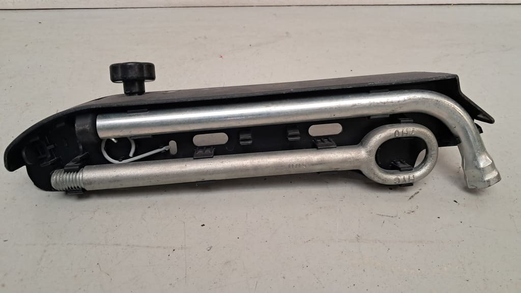 Bordwerkzeug inkl. Wagenheber und Abschleppöse (7E0012113) VW T5/T6-Occasion